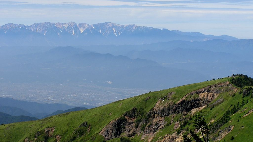 四阿山 -- 根子岳から菅平に伸びるなだらかな斜面