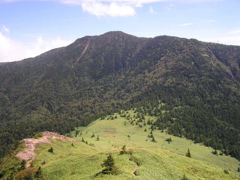 四阿山 -- 岩の上で小休止