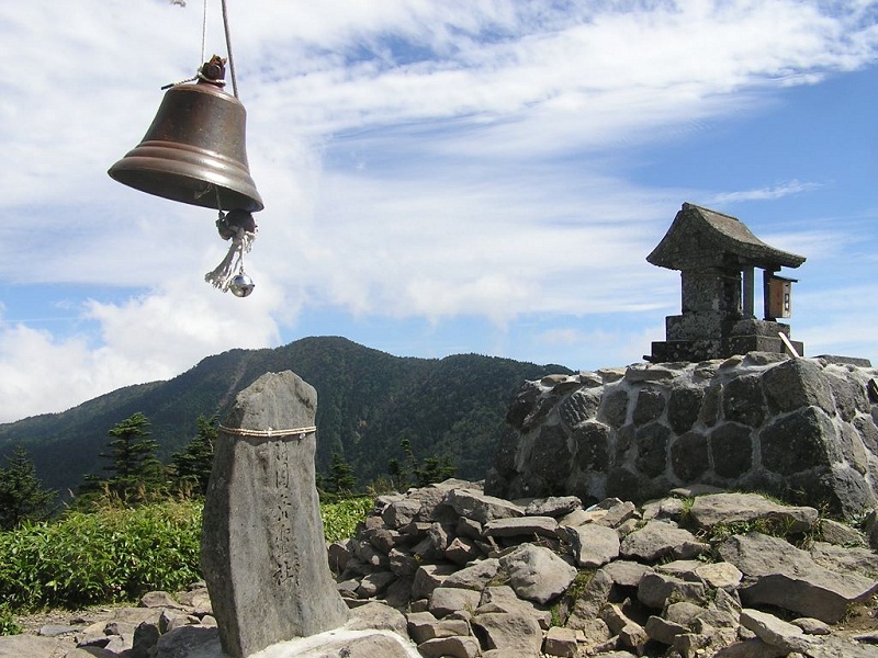 根子岳山頂より、四阿山を望む