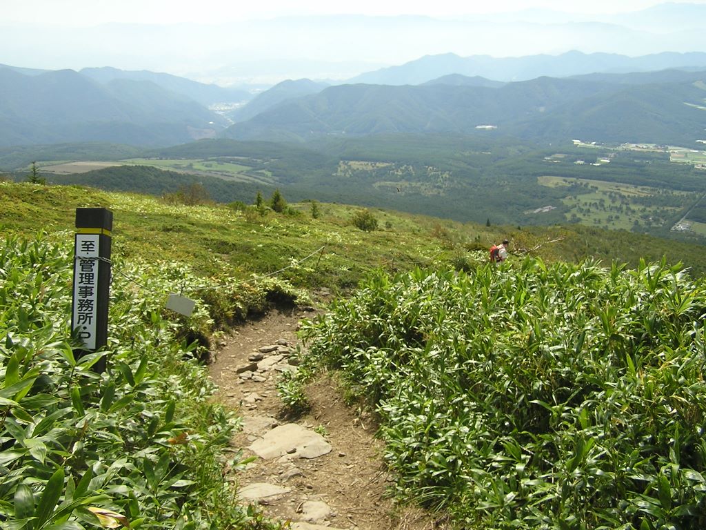 四阿山 -- これより駐車場まで、ずっとなだらかな道を下る