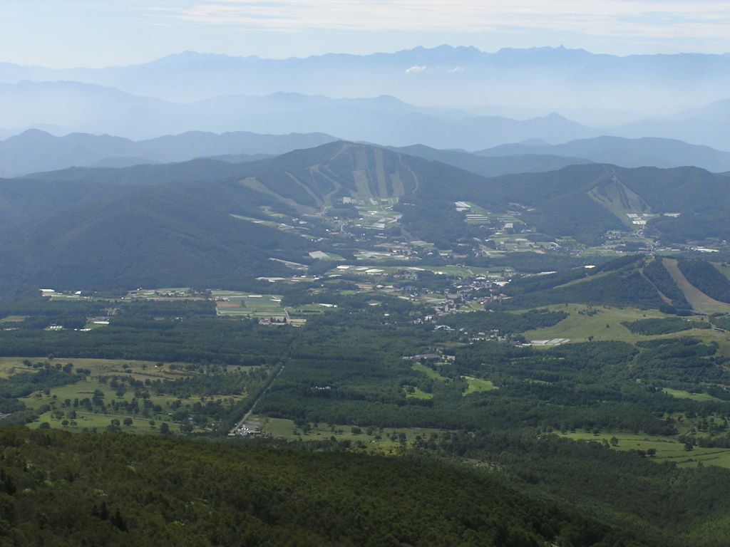 四阿山 -- 下山しながら、スキー場と北アルプスを望む