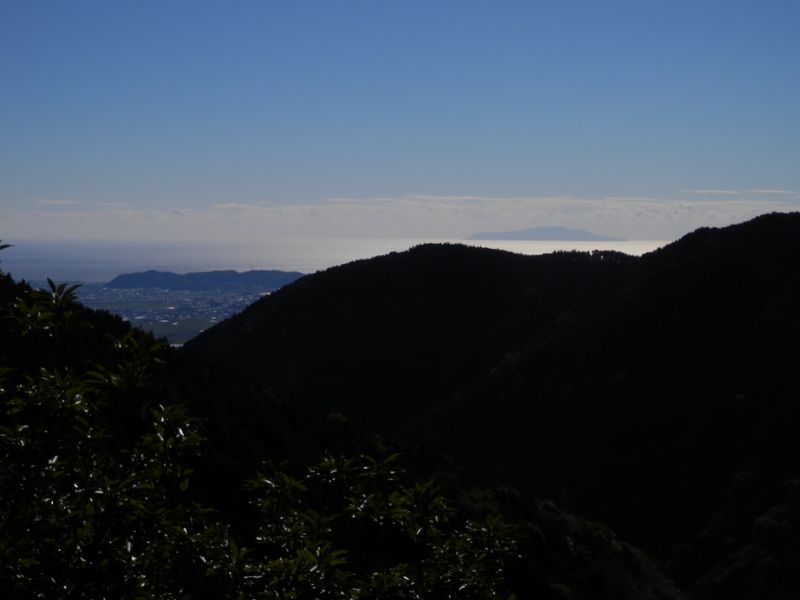 梅ノ木尾根より、伊豆大島を望む