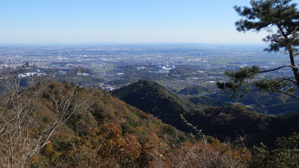 弁天見晴より、中弁天（左）と日向山（中央）を望む