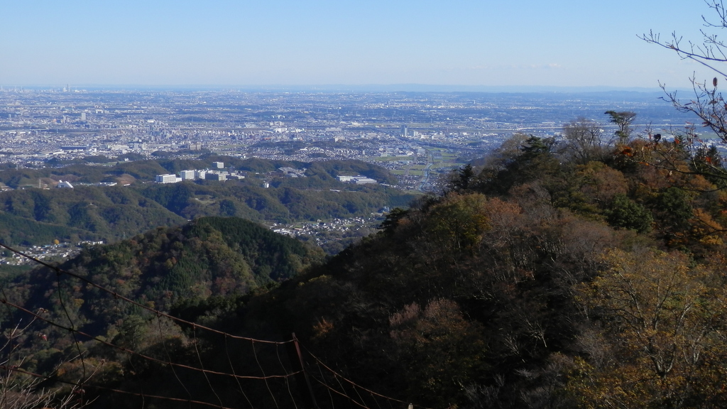 上弁天より、中弁天（右）と見城（左）を望む