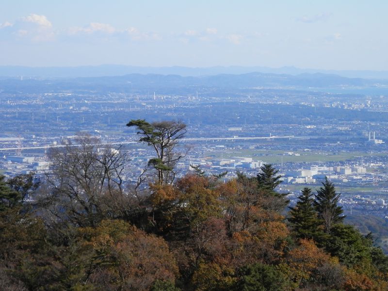 上弁天より、中弁天、相模湾（右）、富山（房総半島）を望む