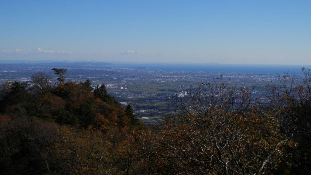 上弁天より、中弁天（左）と相模湾を望む