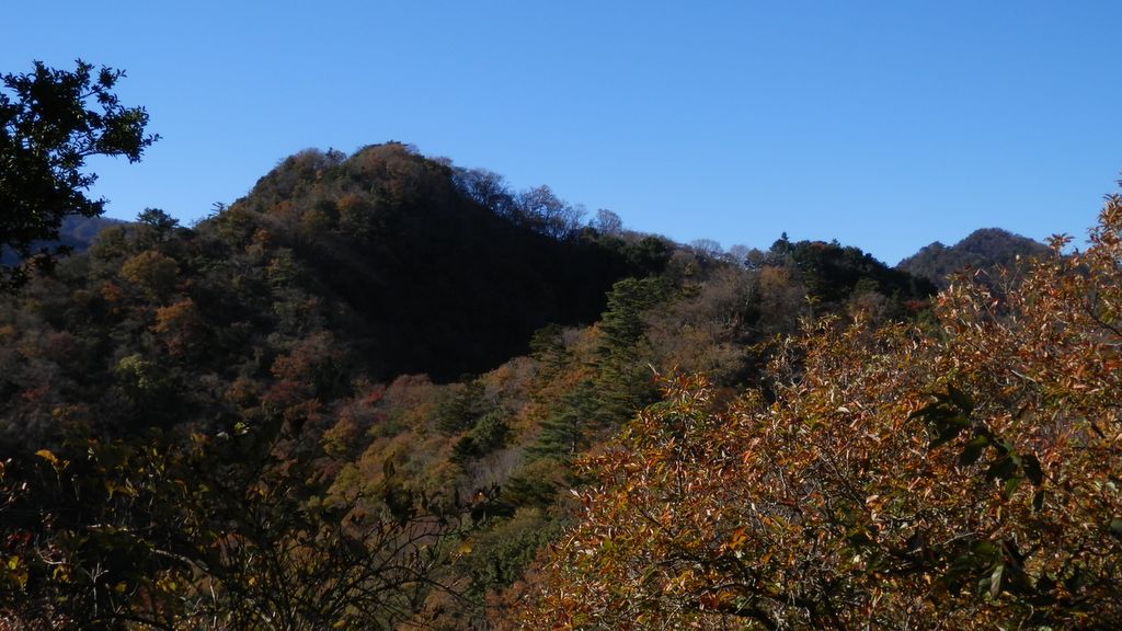 中弁天より、弁天見晴（左の峰の左肩）と上弁天（オレンジ色の脚立）を振り返る