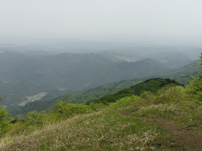 棒ノ折山から岩茸石山 -- 山頂から遠望は利かなかったが、西武ドームが光っている