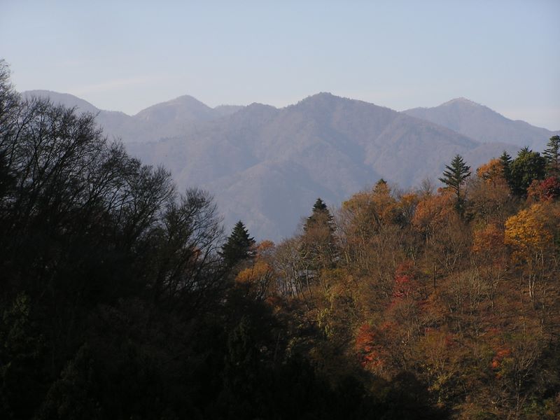 右より、蛭ヶ岳、丹沢三峰、不動ノ峰、丹沢山