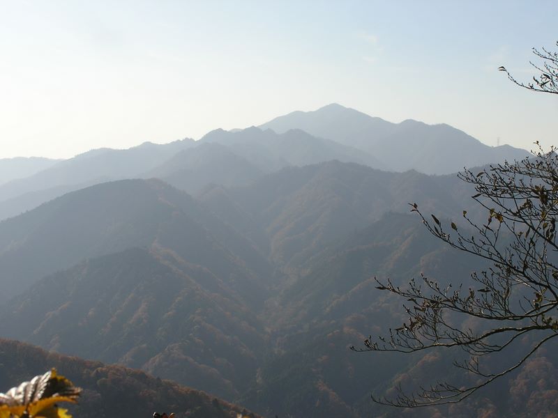 仏果山から大山と大山三峰とを望む