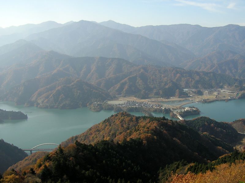 （高取山展望台より望む）遠方左より丹沢山、不動ノ峰、蛭ヶ岳、手前に丹沢三峰、右に袖平山と黍殻山