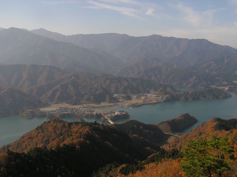 仏果山・高取山 -- 蛭ヶ岳から焼山に至る山稜（高取山展望台より望む）