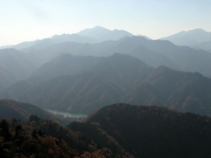 大山（中央）、大山三峰山（その左手前）、三ノ塔（右）（高取山展望台より望む）