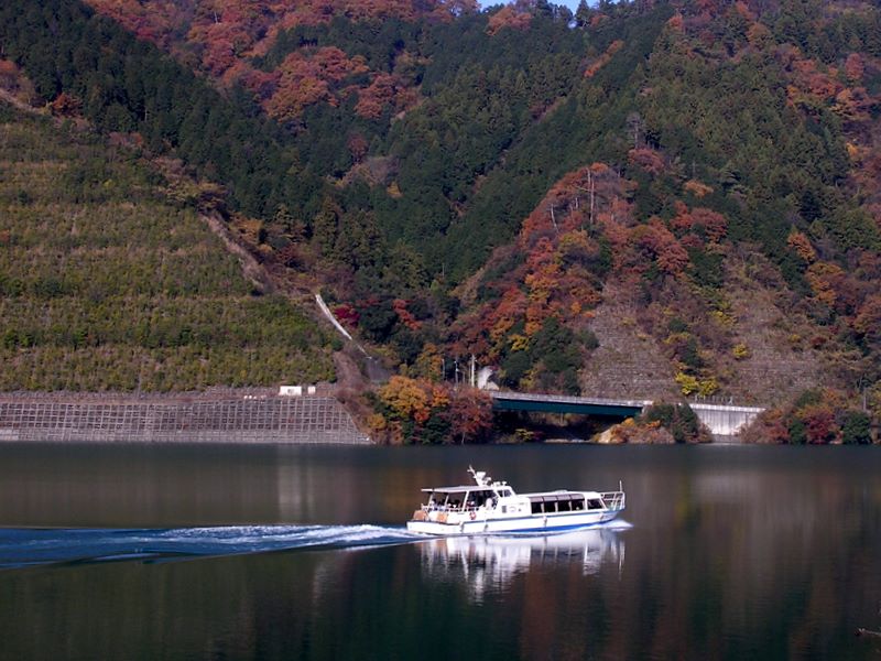 宮ヶ瀬湖の遊覧船