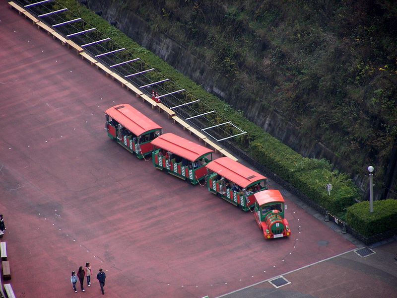 汽笛（のような音）を鳴らしながら走る愛ちゃん号