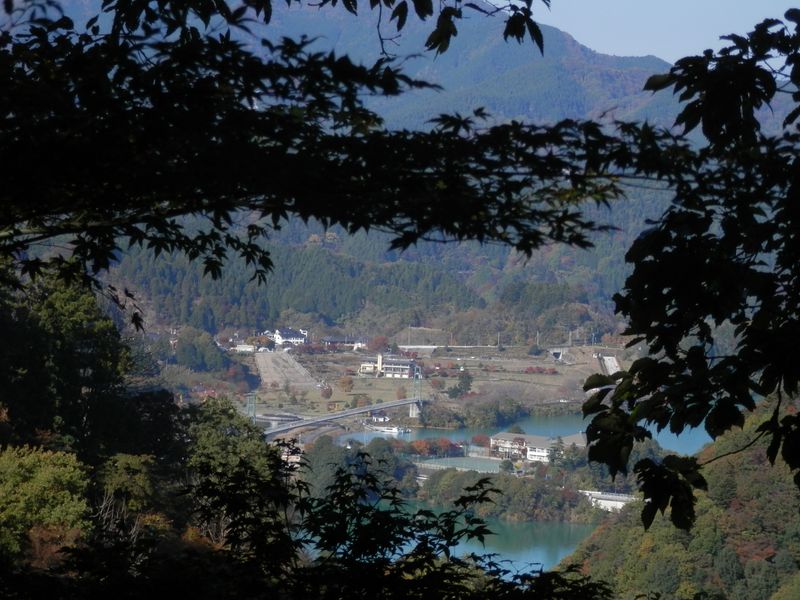 仏果山 -- 宮ヶ瀬の一部が望めた