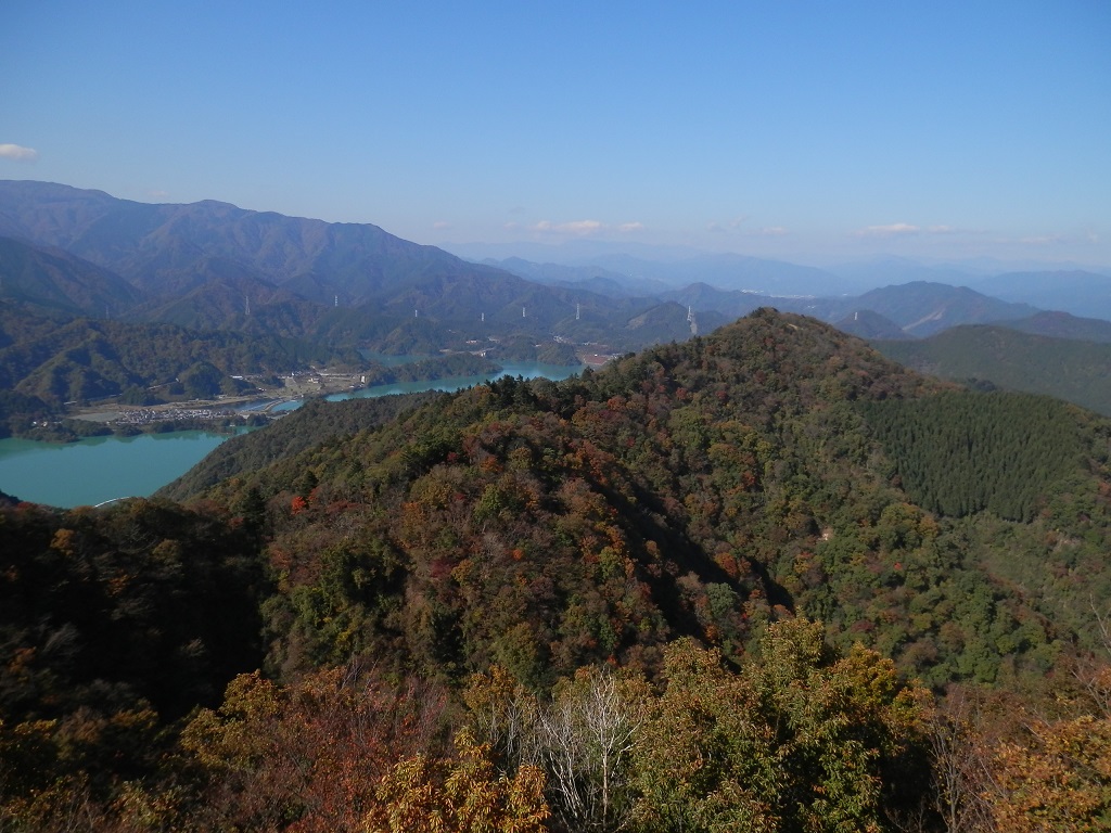 仏果山の展望台より、高取山と焼山を望む