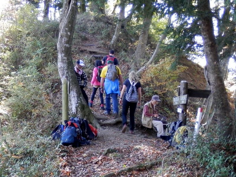 宮ヶ瀬越に、軽リュックサックが12個デポ