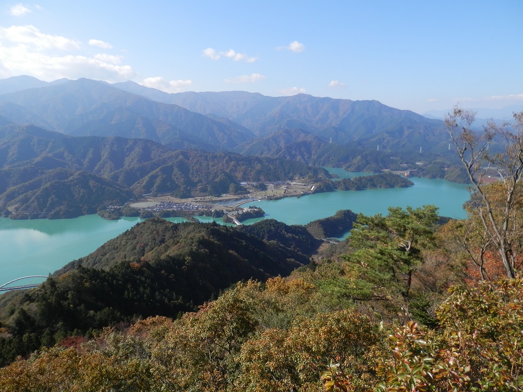 高取山の展望台より、丹沢山から焼山までを望む