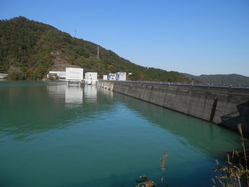 宮ヶ瀬湖 -- 湖水が満々と