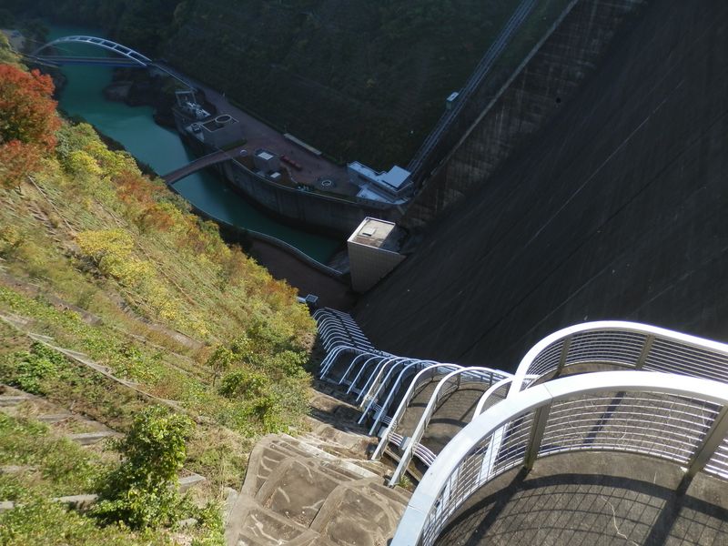 仏果山・高取山 -- 宮ヶ瀬ダムの堤頂より、中津川を見下ろす