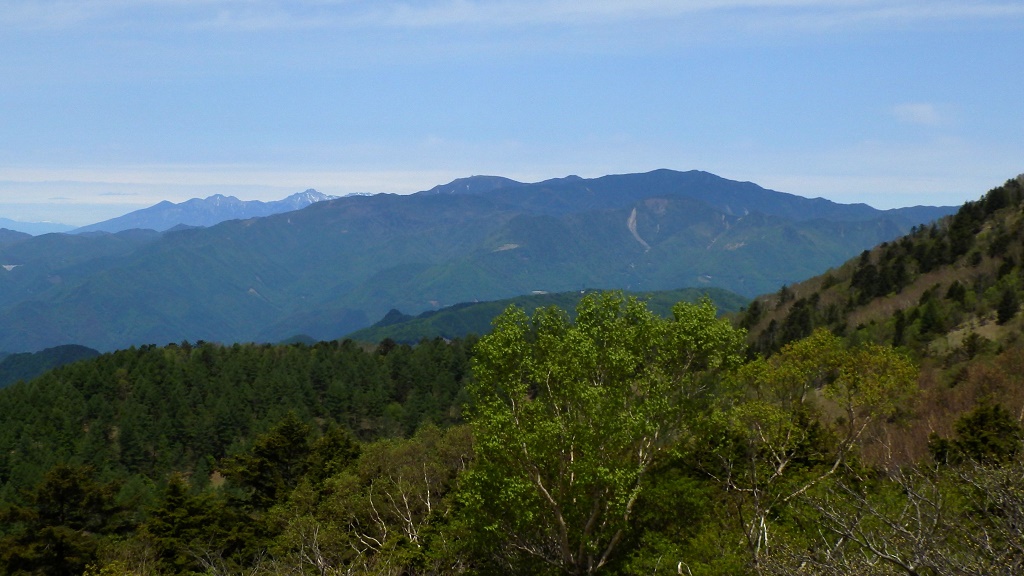 金峰山の五丈岩（中央）が見える