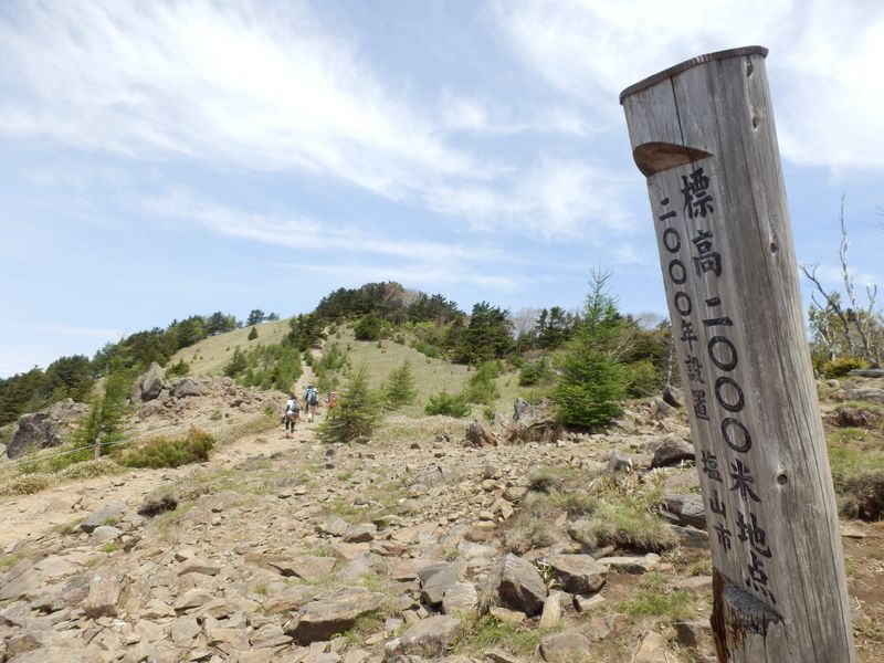 「標高2000米」標識