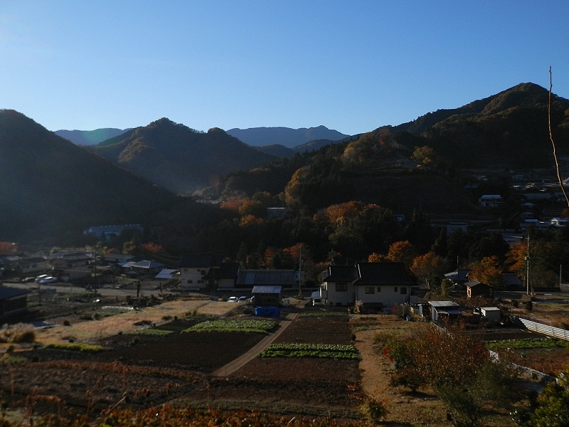 一古沢 -- 丹沢を背景に、美しい山あいの里