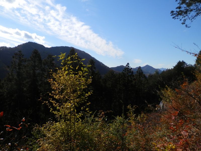 矢平山（左）と秋山山稜
