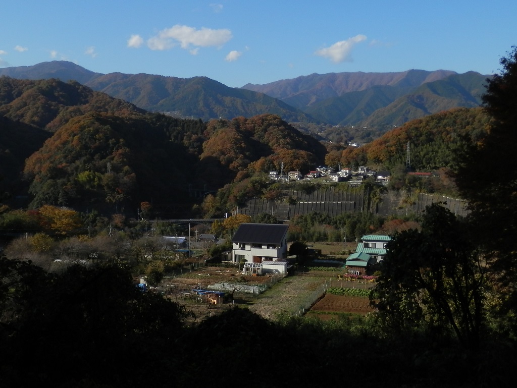 扇山（左）、権現山（中）、雨降山（その右）と川合集落