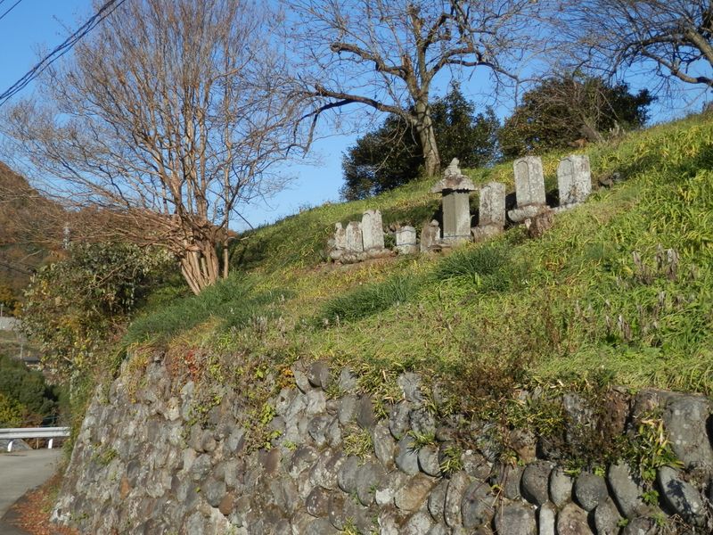 玉垣と石仏を見ながら四方津駅へ