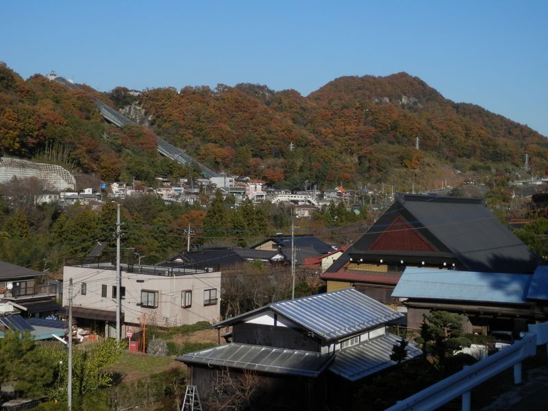 四方津駅の跨線橋が見えた