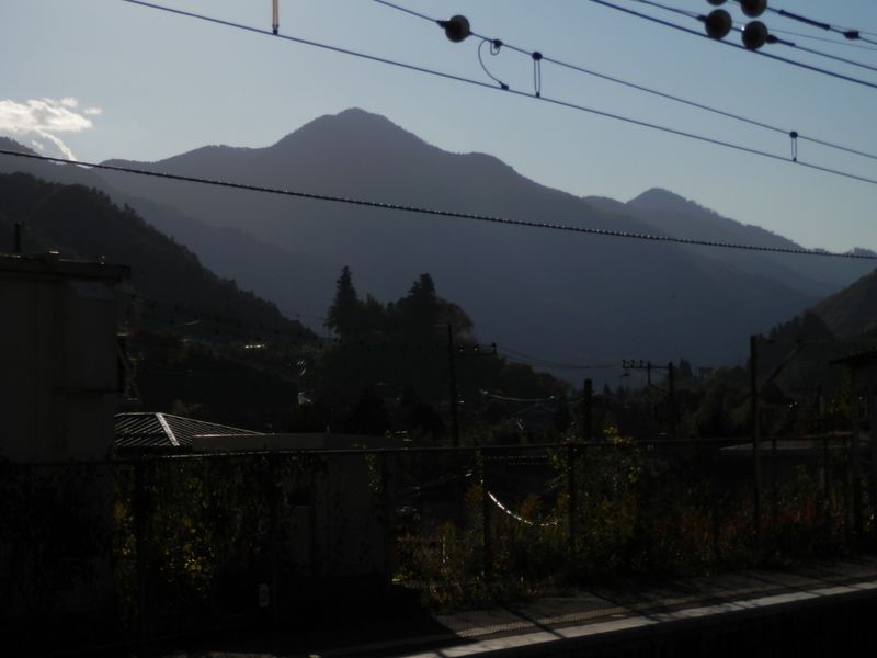 四方津駅ホームより、倉岳山と高畑山を望む