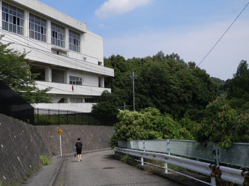 横浜栄高校を巻いて