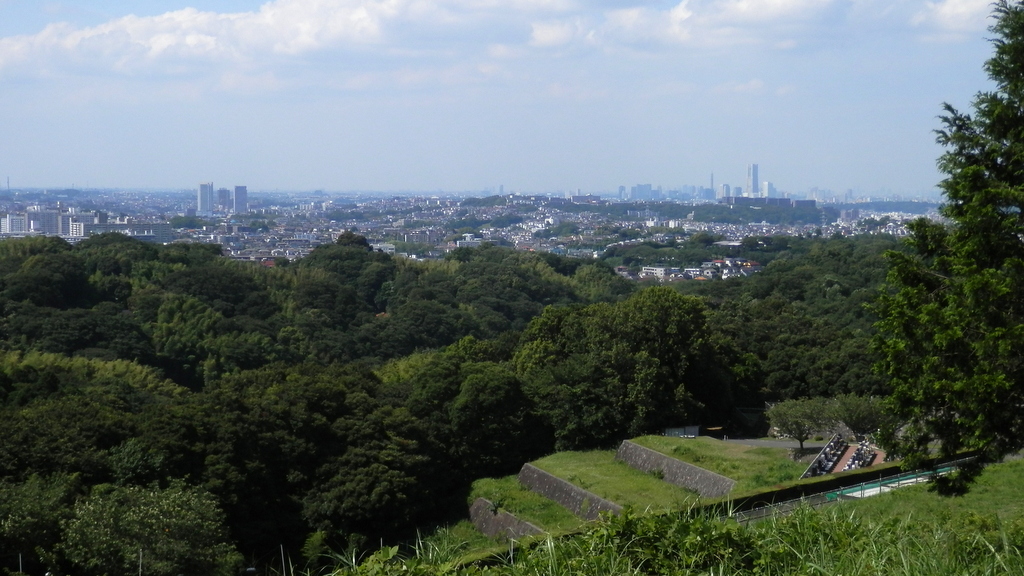 横浜ランドマークタワーを望む