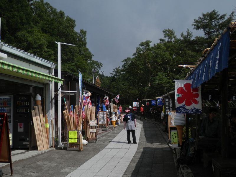 金剛杖や旗などを売っている