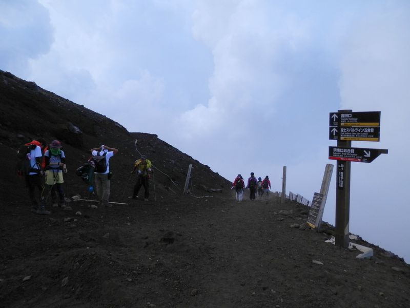 吉田口下山道と須走口下山道の分岐点