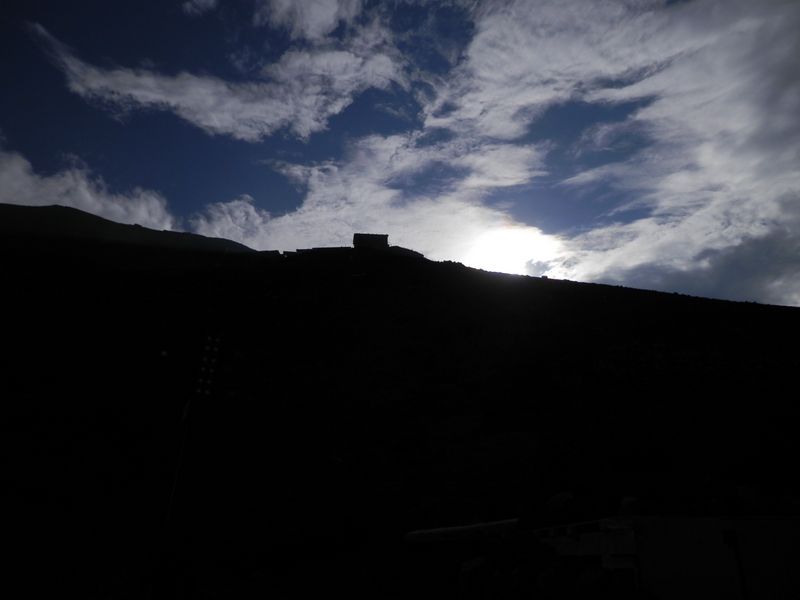 太陽が富士山の向こうに隠れた瞬間