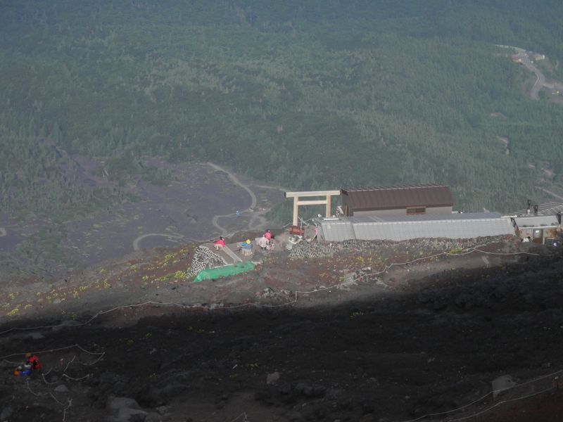 本七合目の見晴館を望む