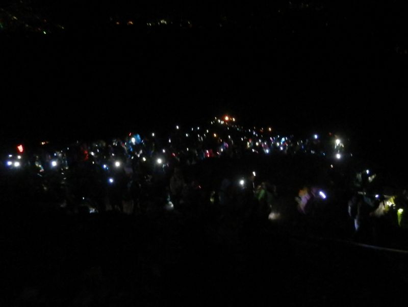 下を振り返ると、登山者の列