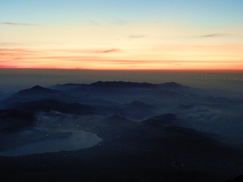 丹沢山塊の彼方の雲が赤熱