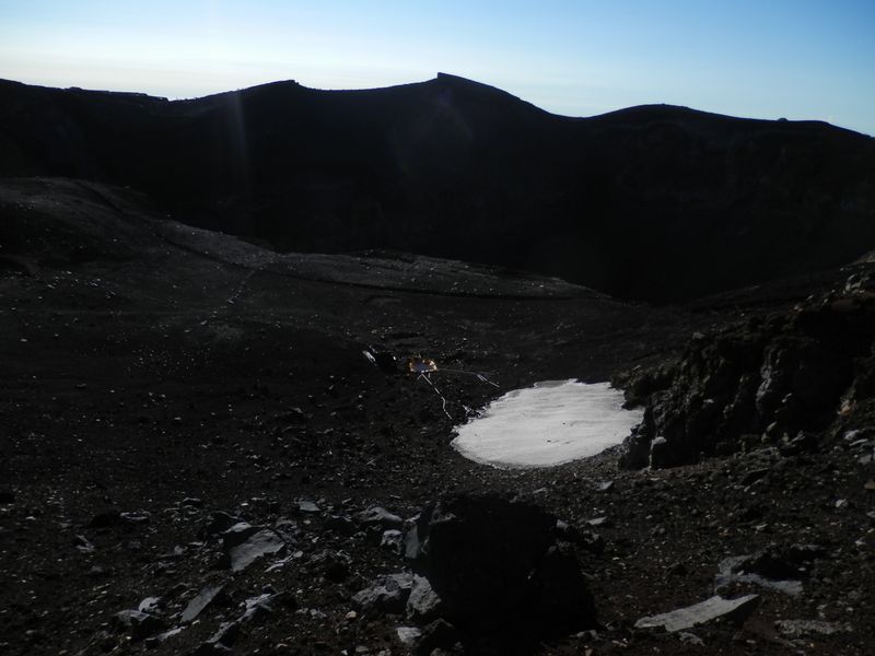 富士山 -- 噴火口を望む