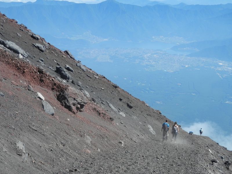 走る、走る。遠方に河口湖