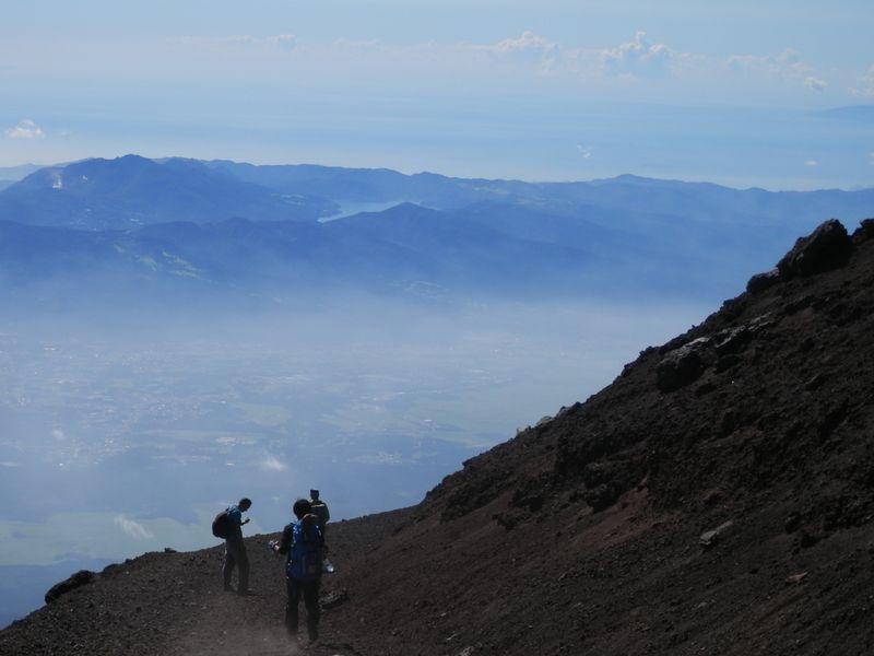 芦ノ湖と大涌谷の噴煙を望む