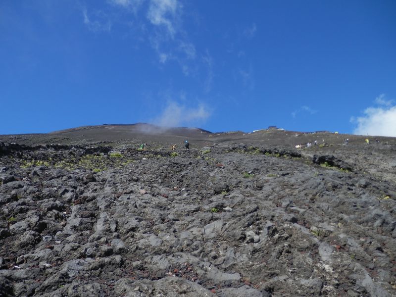 本七合目より、山頂を見上げる