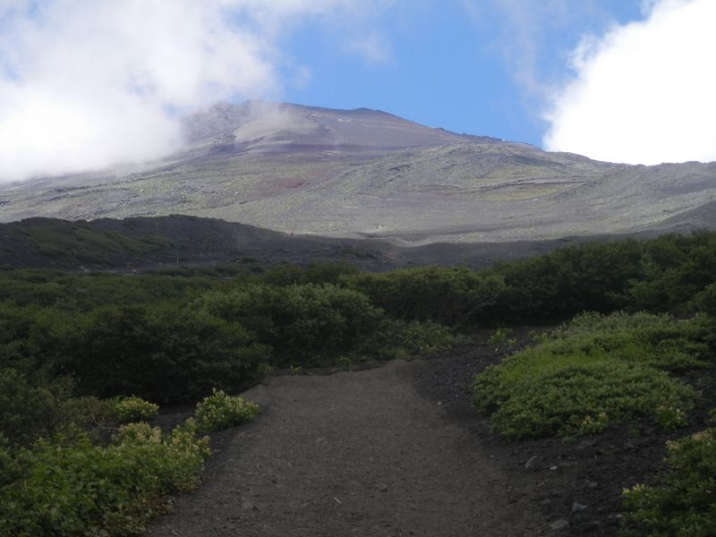 本六合目付近より、山頂を見上げる