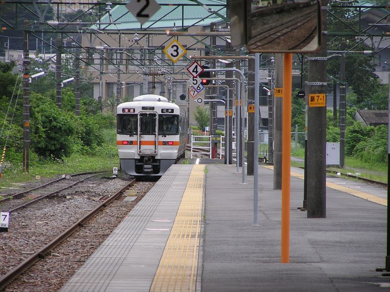 不老山 -- 駿河小山（するがおやま）駅で沼津行き電車を見送る