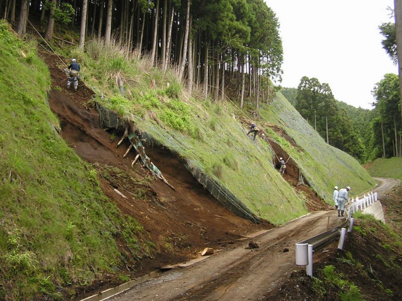 不老山 -- 修復工事現場で作業する人々