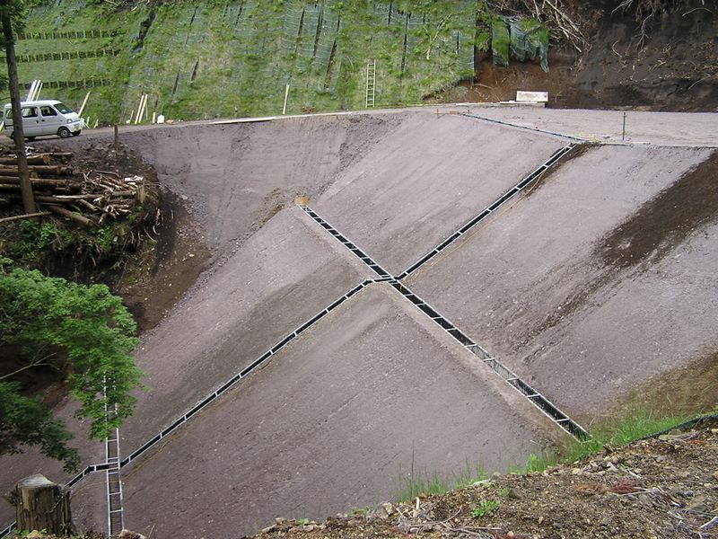 不老山 -- 修復補強がなされた谷