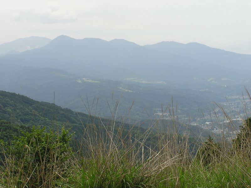 不老山 -- サンショウバラの丘から箱根方面を望む
